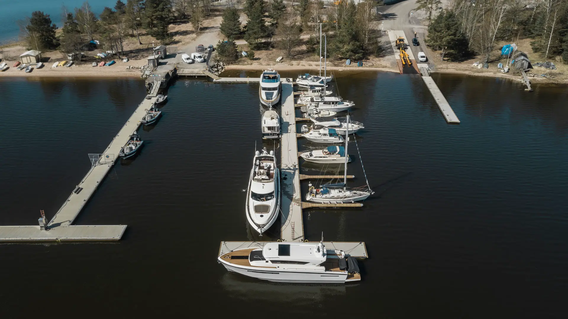 At the end of your boating season, you can easily leave your boat at our large pier in the harbor. This convenient drop-off point allows for a smooth transition from water to storage.