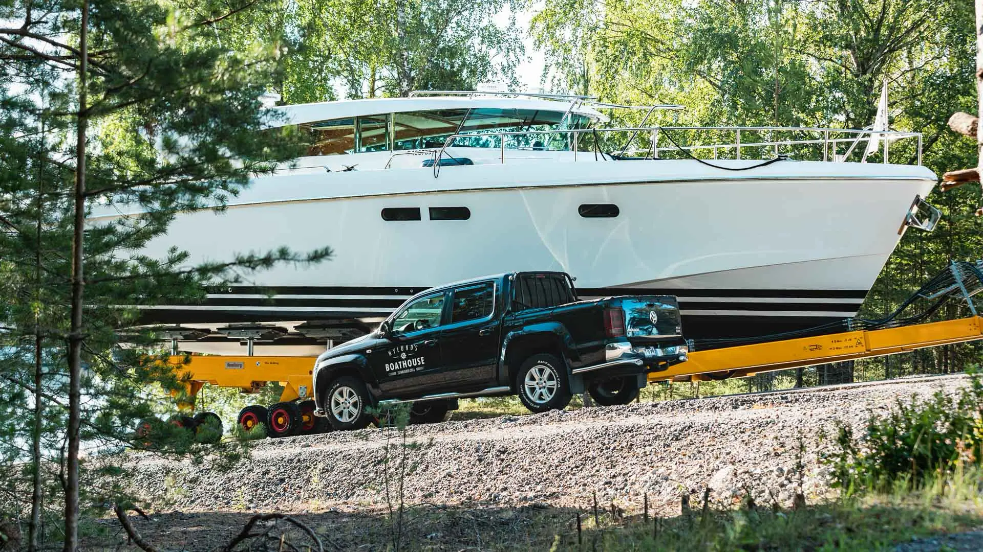 Vi använder en hydraulisk trailer för att försiktigt lyfta och transportera din båt från hamnen till våra upplag. Denna metod säkerställer att din båt hanteras med försiktighet och precision, vilket minimerar risken för skador under förflyttningen. Vi kan ta emot båtar upp till 60 ton.